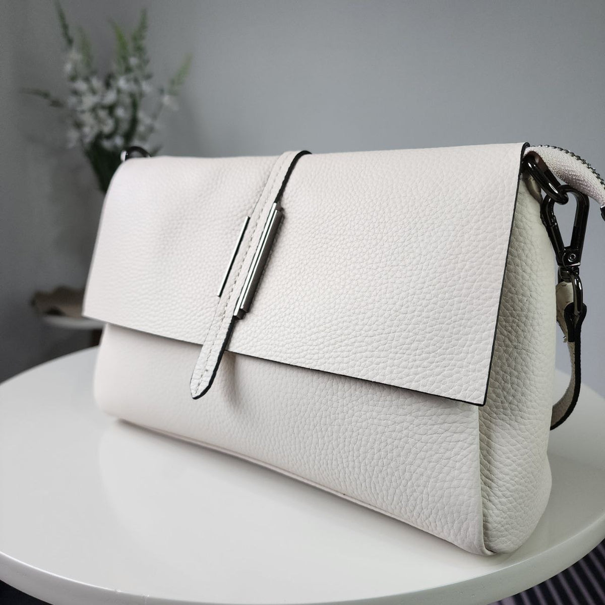 Bolsa Feminina de Couro  Bolsa Feminina de Couro Legítimo  Bolsa de Couro  Bolsa de couro Barata  Bolsa de Couro em Promoção  Bolsa de Couro Animal  